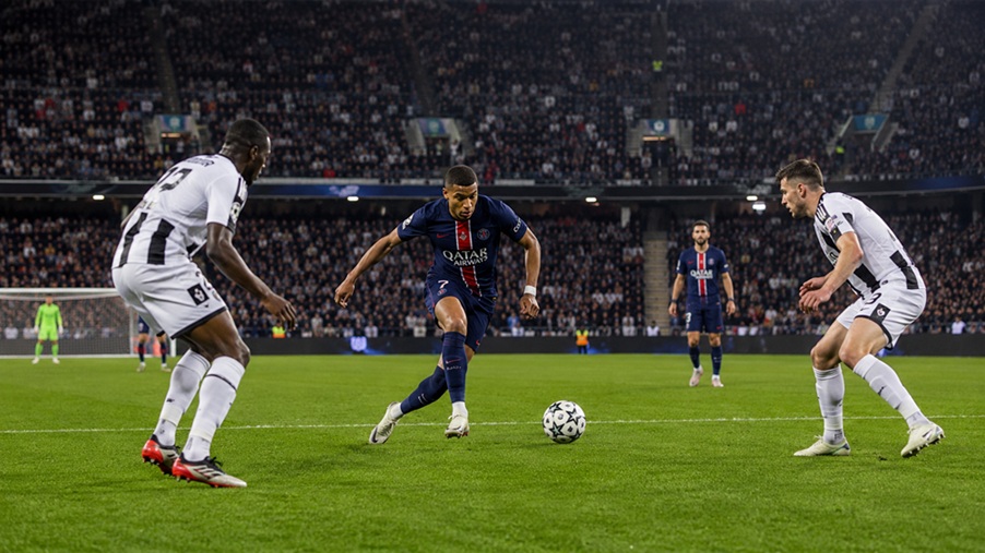 PSG vs Angers SCO Timeline showing Paris Saint-Germain celebrating against Angers SCO during a Ligue 1 match