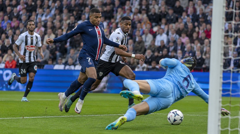 PSG vs Angers SCO Timeline showing Paris Saint-Germain celebrating against Angers SCO during a Ligue 1 match